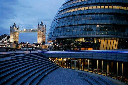 ponte della torre - England,London. City Hall designed by architect Norman Foster with Tower Bridge in the background. Fotografie stock - Rights-Managed, Codice: 862-03437057