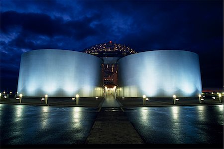 The Pearl restaurant sits perched on top of massive water storage tanks. Foto de stock - Con derechos protegidos, Código: 862-03437099