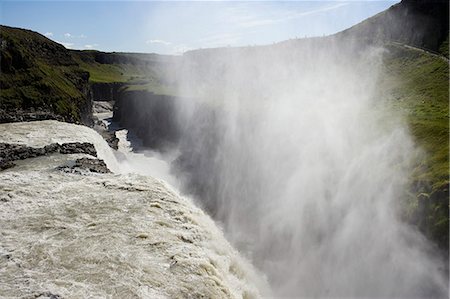 simsearch:862-03711806,k - Iceland. Gullfoss (Golden Falls) is a magnificient 32m high double waterfall on the White River (Hvíta). The flow of the river from the regular rains and the glacial runoff,particularly in summer,makes it the largest volume falls in Europe. Foto de stock - Con derechos protegidos, Código: 862-03437101