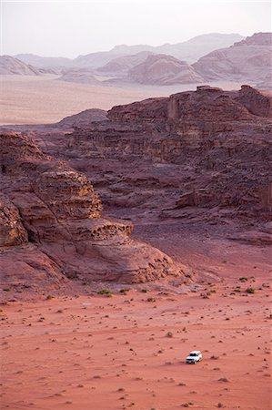 A Landscruiser drives through the desert scenery of Wadi Rum,Jordan Foto de stock - Con derechos protegidos, Código: 862-03437147