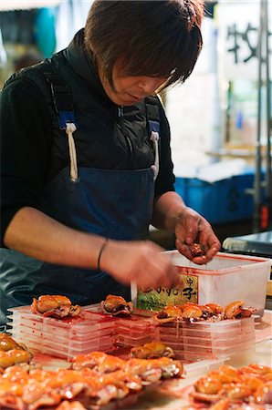 simsearch:841-03035780,k - L'île de Honshu, Japon Tokyo, marché aux poissons de Tsukiji. Un travail de préparation du poisson à vendre. Photographie de stock - Rights-Managed, Code: 862-03437141