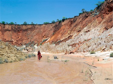 simsearch:862-05999074,k - Un visiteur de Dame marche dans un ravin de formations rocheuses anciennes à Irodo, au sud-est de Antsiranana (Diego Suarez). Les pinnacles étonnamment forte de grès de karst, connu à Madagascar comme tsingy, sont une caractéristique de ce ravin.Tsingy est un malgache signifiant « marcher sur la pointe des pieds ». Photographie de stock - Rights-Managed, Code: 862-03437216