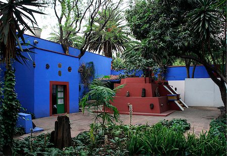 Mexico,Mexico City,Coyoacan. The Museo Frida Kahlo,a gallery of artwork by the Mexican painter Frida Kahlo in the house where she was born and spent most of her life. Stock Photo - Rights-Managed, Code: 862-03437246
