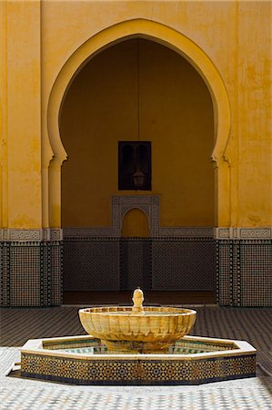 Intérieur du mausolée de Moulay Ismail de Meknès, Maroc. Moulay Ismail fit Meknès sa capitale lorsqu'il est devenu sultan au XVIIe siècle. Photographie de stock - Rights-Managed, Code: 862-03437255