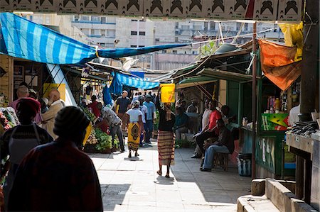 Mozambique,Maputo. The Central Market,commonly known as Mercardo Central,is on Avenida 25 de Abril in downtown Maputo. The market is a good place to buy a variety of fresh and frozen fish aswell as vegetables,fruit,carvings,and baskets. It is the prettiest market in Maputo and the building itself is impressive dating to 1901. Foto de stock - Con derechos protegidos, Código: 862-03437266