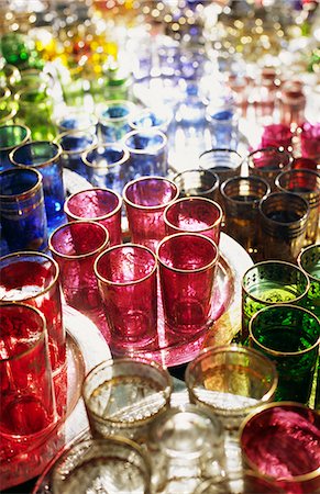 simsearch:862-03364857,k - Colourful Moroccan glassware in the souqs of Marrakesh Foto de stock - Direito Controlado, Número: 862-03437260