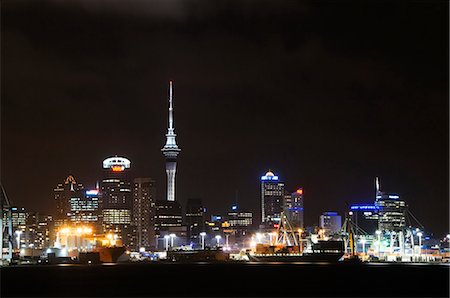 Nouvelle-Zélande, North Island, Auckland. Toits de la ville panoramique de nuit. Photographie de stock - Rights-Managed, Code: 862-03437291