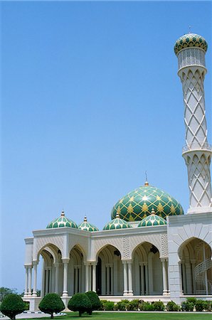 simsearch:862-03360177,k - Seeb Mosque is very stiking with its colonnades of arches and green and gold domes Foto de stock - Con derechos protegidos, Código: 862-03437293