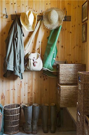 Chapeaux, manteaux, bottes et un sac de pêche accrocher dans la salle au GlenBatrick Lodge. Le lodge surplombe la rive sable blanc de Tarbert Loch sur le côté ouest du Jura. Magnifiquement isolé la loge est uniquement accessible par bateau ou par une promenade de cinq heures. Photographie de stock - Rights-Managed, Code: 862-03437352