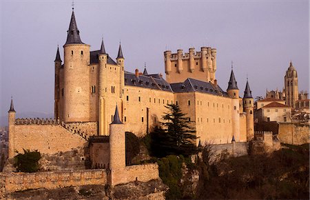 Segovia's Alcazar,or fortified palace,originally dates from the 14th and 15th centuries but was virtually rebuilt following a fire in 1862. It is believed to be the model for Disneyland's Californian castle. Foto de stock - Con derechos protegidos, Código: 862-03437366