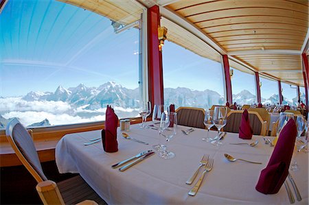 Switzerland,Bernese Oberland,Schilthorn. Revolving restaurant (Piz Gloria) on the viewing gallery at Schilthorn. Foto de stock - Con derechos protegidos, Código: 862-03437386