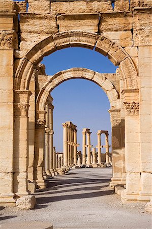 roman ruins middle east - Le spectaculaire ruiné la ville de Palmyre, Syrie. La ville atteignit son apogée au 3e siècle après Jésus-Christ, mais est tombé en déclin quand les Romains ont capturé Reine Zenobia après que elle a déclaré son indépendance de Rome en 271. Photographie de stock - Rights-Managed, Code: 862-03437390