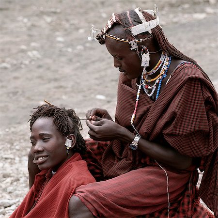 simsearch:862-03366355,k - Guerriers Maasai ont mal énorme sur leur apparence surtout leur cheveux longs, ce qui est tressé, Ochred et décoré d'ornements en perles. Cette coiffure singulière les distingue du reste de leur communauté. Photographie de stock - Rights-Managed, Code: 862-03437400