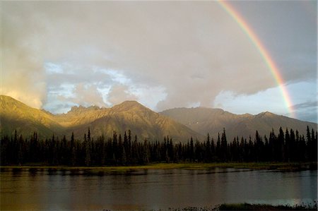 simsearch:614-02391976,k - USA,Alaska. A rainbow over Unnamed Mountains in the Alaska Range. Part of the Talkeetna Mountains,locally called the Craggies. About 20 miles south of Cantwell,Alaska. Foto de stock - Con derechos protegidos, Código: 862-03437487