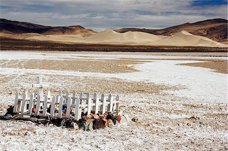 simsearch:862-08091421,k - USA,Nevada. Grave marker of Wilson Turner aged 3 1864,Sand dune and desert scenery on US Route 50 - the lonliest road in America Fotografie stock - Rights-Managed, Codice: 862-03437573