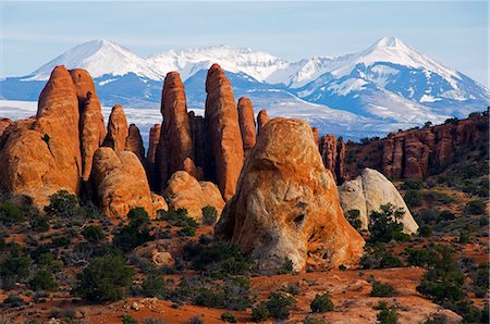 simsearch:862-05999638,k - USA, Utah, Parc National des Arches, la neige des montagnes plafonnés de pinacles Manti La Sal National Forest et le grès au Devils Garden Photographie de stock - Rights-Managed, Code: 862-03437607