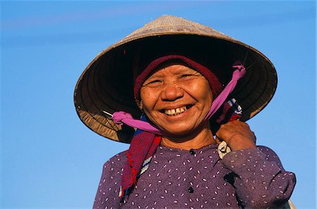 simsearch:862-03437713,k - Ältere vietnamesische Frau asiatischen Stil konischer Hut trägt Stockbilder - Lizenzpflichtiges, Bildnummer: 862-03437693
