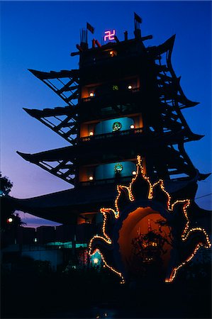 simsearch:862-03364363,k - Quoc Tu pagode éclairé par néon allumé au crépuscule. Quoc Tu est un Temple moderne de sept étages antérieur par une pierre blanche, Statue de Bouddha près du centre de Ho Chi Minh-ville. Photographie de stock - Rights-Managed, Code: 862-03437707