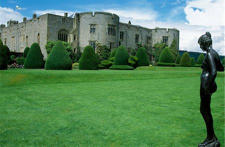 simsearch:862-03437753,k - Les yeux bandée statue dans les jardins au château de Chirk. Clwyd. Photographie de stock - Rights-Managed, Code: 862-03437726