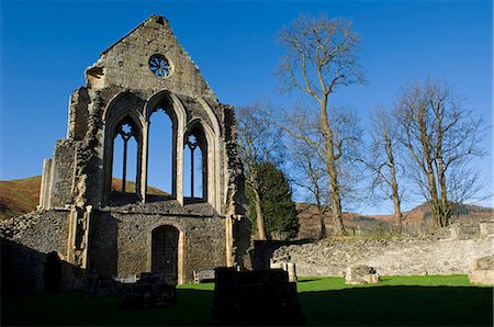 Wales,Denbighshire,Llangollen. The striking remains of Valle Crucis Abbey,a Cistercian monastery founded in 1201 AD and abandoned at the Dissolution of the Monasteries in 1535AD. Foto de stock - Con derechos protegidos, Código: 862-03437744