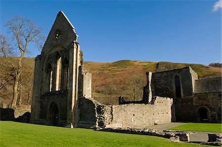 Wales,Denbighshire,Llangollen. The striking remains of Valle Crucis Abbey,a Cistercian monastery founded in 1201 AD and abandoned at the Dissolution of the Monasteries in 1535AD. Foto de stock - Con derechos protegidos, Código: 862-03437745