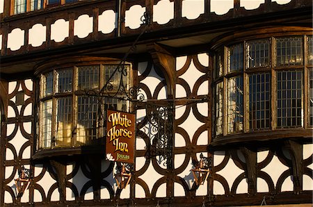 simsearch:862-03353007,k - Wales,Flintshire,Overton. The half-timbered White Horse Inn,an old coaching inn. Foto de stock - Con derechos protegidos, Código: 862-03437756