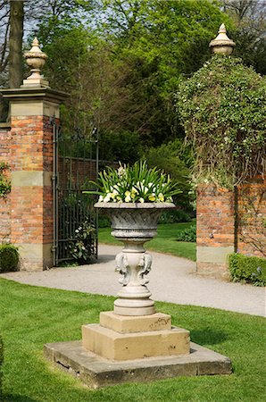 Wales,Wrexham. Erddig Hall - a formal urn planted with flowers,in the restored 18th Century garden at Erddig. Foto de stock - Con derechos protegidos, Código: 862-03437769