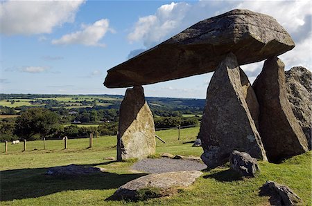 simsearch:862-03361406,k - Au Royaume-Uni, pays de Galles, Pembrokeshire. Un jeune garçon visite le site de l'antique dolmen Néolithique à Pentre Ifan, des célèbres mégalithes du pays de Galles, les restes d'un vaste tumulus celtique. Photographie de stock - Rights-Managed, Code: 862-03437805