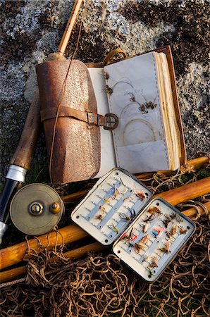 pesca mosca - UK,Wales,Conwy. A split-cane fly rod and traditional fly-fishing equipment beside a trout lake in North Wales Foto de stock - Con derechos protegidos, Código: 862-03437828