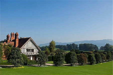 simsearch:862-03437753,k - Pays de Galles. Powys ; Powis Castle. La Chaumière, une maison à colombages de style Tudor donne sur le jardin formel au château de Chirk. Photographie de stock - Rights-Managed, Code: 862-03437846