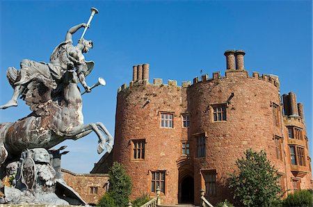 simsearch:862-03437753,k - Pays de Galles. Powys ; Powis Castle. Statue de Fame et Pegasus se dresse en face de Powis Castle. Photographie de stock - Rights-Managed, Code: 862-03437848