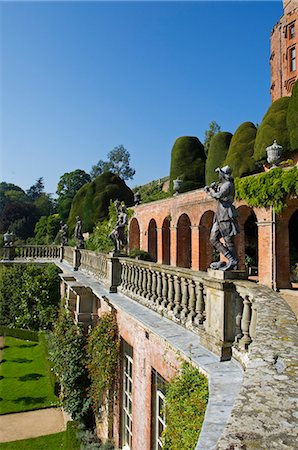 Pays de Galles. Powys ; Welshpool. Vue de la terrasse de la volière, avec ses sculptures italianisants de bergers et bergères et orner ballustrading et l'Orangerie ci-dessous au jardin spectaculaire à Powis Castle Photographie de stock - Rights-Managed, Code: 862-03437856