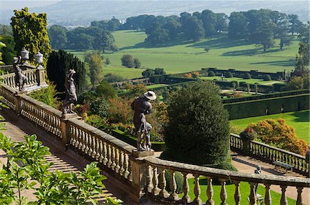 simsearch:862-03437753,k - Pays de Galles. Powys ; Welshpool. Vue sur la terrasse de la volière avec ses sculptures italianisants de bergers et de bergères et orner ballustrading au jardin spectaculaire à Powis Castle Photographie de stock - Rights-Managed, Code: 862-03437852