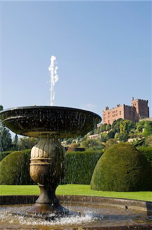 simsearch:862-03437753,k - Pays de Galles. Powys ; Welshpool. La fontaine en pierre dans le jardin d'Italianate spectaculaire à Powis Castle Photographie de stock - Rights-Managed, Code: 862-03437865