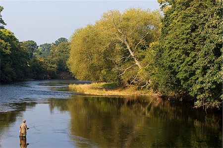 river dee - Wales; Wrexham. A trout fisherman casting on the River Dee Fotografie stock - Rights-Managed, Codice: 862-03437876