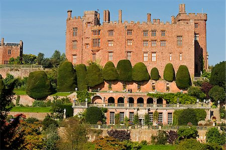 simsearch:862-03437753,k - Pays de Galles. Powys ; Welshpool. Vue de Powis Castle et les couches des terrasses italianisants avec les célèbre IFS dans le jardin spectaculaire Photographie de stock - Rights-Managed, Code: 862-03437887