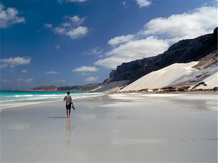 Arerher dunes,Hala Coast. During the monsoon season,which lasts for four months from late May until late September each year,desiccating winds gust to 75mph and blow fine sand from beautiful unspoilt beaches into nearby escarpments and hills. Foto de stock - Con derechos protegidos, Código: 862-03437905