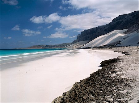 Arerher dunes,Hala Coast. During the monsoon season,which lasts for four months from late May until late September each year,desiccating winds gust to 75mph and blow fine sand from beautiful unspoilt beaches into nearby escarpments and hills. Foto de stock - Con derechos protegidos, Código: 862-03437906