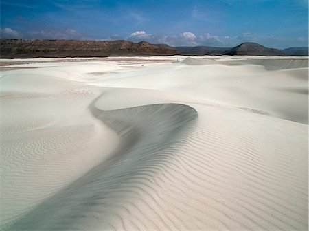 simsearch:862-03437916,k - The Zaheg Dunes near the southern shores of Socotra Island. The Shaab Escarpment is visible in the distance. Foto de stock - Con derechos protegidos, Código: 862-03437920