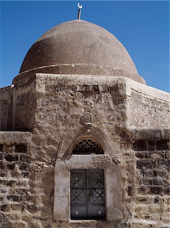 simsearch:862-03360405,k - Shibam is an ancient town in the governorate of Al-Mahwit. It was built at the foot of the Tabal Kawkaban,a large flat-topped mountain where the town’s residents took refuge in times of conflict. The steep 1,100-foot ascent to the summit starts just behind the town. This old mosque is said to have been built on the site of a Himyarite temple between 845 and 1004 AD. Foto de stock - Con derechos protegidos, Código: 862-03437939