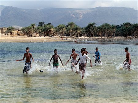 simsearch:862-03437916,k - Children enjoy a boat race in a lagoon at Qalansiah,an important fishing village in the northwest of Socotra Island. Foto de stock - Con derechos protegidos, Código: 862-03437931