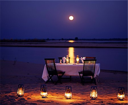 Zambie, Parc National du bas Zambèze. Dîner au clair de lune sur une île au milieu du fleuve Zambèze. Photographie de stock - Rights-Managed, Code: 862-03437960