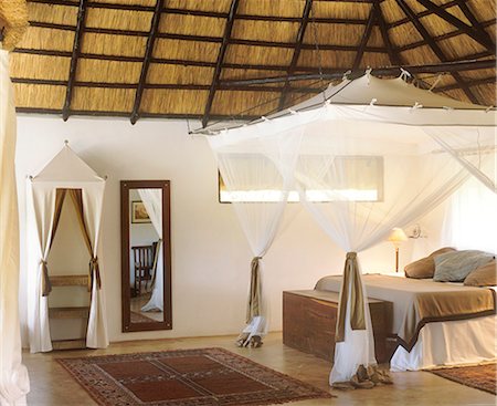 four poster bed - Bedroom of Honeymoon suite,Kapani Lodge. Foto de stock - Con derechos protegidos, Código: 862-03437983