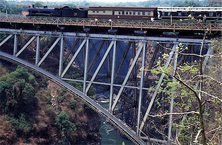 Train à vapeur passant par le pont suspendu de Victoria falls. Photographie de stock - Rights-Managed, Code: 862-03438087