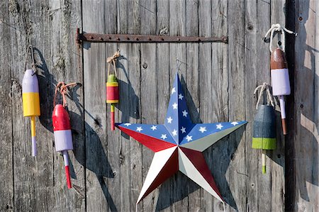 patriotique - Pêche des bouées sur le côté d'une grange dans le New Hampshire, USA. Photographie de stock - Rights-Managed, Code: 862-03714146