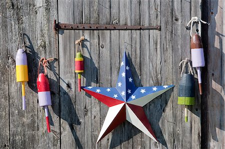 patriotic - Pêche des bouées sur le côté d'une grange dans le New Hampshire, USA. Photographie de stock - Rights-Managed, Code: 862-03714146