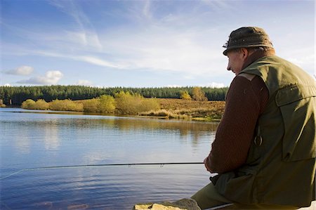 simsearch:862-03437821,k - Pays de Galles, Wrexham. Un pêcheur pêche à la mouche pour la truite sur le réservoir de Pandinas dans la forêt de Llandegla. Photographie de stock - Rights-Managed, Code: 862-03714215