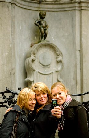 Belgium, Wallonia, Brussels; Tourists in front of the Manneken Pis fountain one of the symbols of the city Foto de stock - Con derechos protegidos, Código: 862-03710364