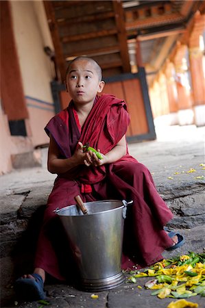paro dzong - Un jeune garçon épluchage des légumes dans le dzong ou monastère à Paro, Bhoutan Photographie de stock - Rights-Managed, Code: 862-03710395