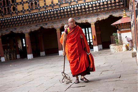 paro dzong - Moines dans le temple de Bhuddist ou le Dzong de Paro, Bhoutan Photographie de stock - Rights-Managed, Code: 862-03710390
